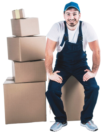 sonriente-repartidor-cerca-cajas-carton